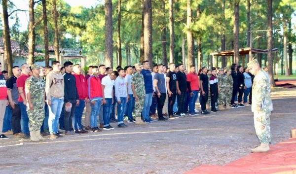 Unos 150 jóvenes iniciaron entrenamiento intensivo para agentes de nueva penitenciaría de Minga Guazú - ADN Digital