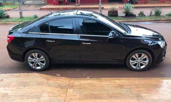 Roban vehículo del estacionamiento de un motel