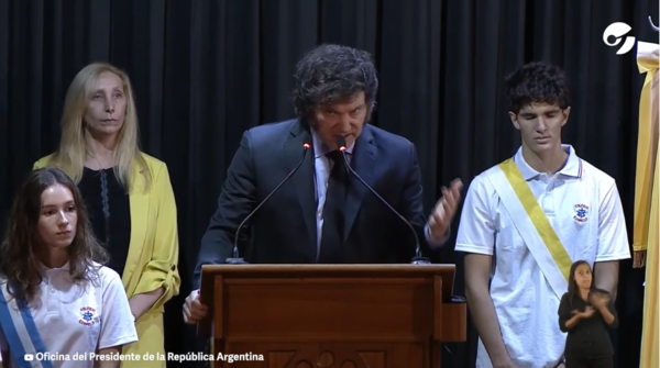 (VIDEO). Colegiante abanderado se desmaya en medio del discuso de Javier Milei