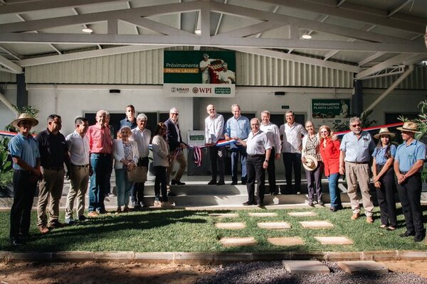 Fundación Paraguaya inaugura moderna fábrica de quesos que apunta a sacar de la pobreza a jóvenes vulnerables