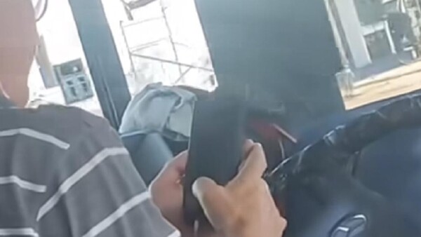 Choferes usan el celular mientras conducen y arriesgan a pasajeros