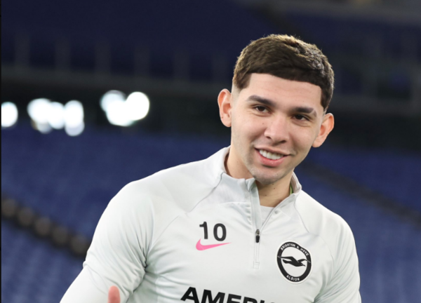 Versus / Julio Enciso sería titular en la visita del Brighton a la Roma