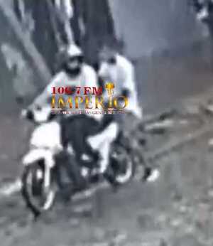 Dos hombres son vistos en circuito cerrado hurtando una moto en barrio Obrero - Radio Imperio 106.7 FM