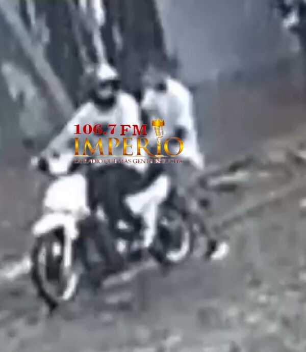 Dos hombres son vistos en circuito cerrado hurtando una moto en barrio Obrero - Radio Imperio 106.7 FM
