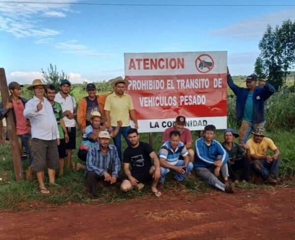 Pobladores de comunidad El Triunfo están hartos de camiones pesados que destruyen caminos