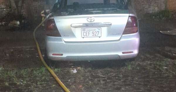 Diario HOY | CDE: vehículo ardió en llamas en plena vía pública mientras estaba estacionado