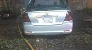 Vehículo ardió en llamas en la calle