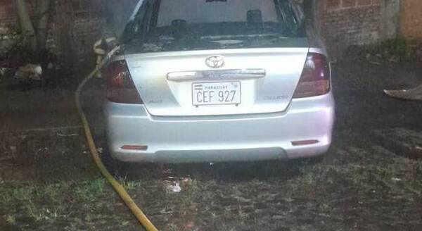 Vehículo ardió en llamas en la calle