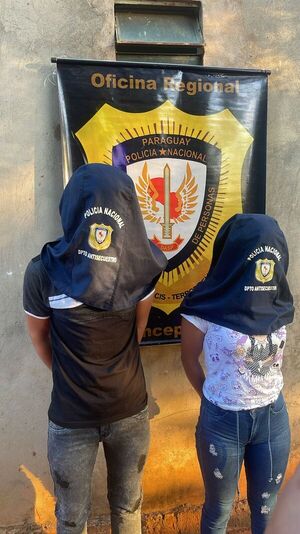 Detienen a pareja por asalto a una despensa; el hombre está relacionado con un caso de homicidio