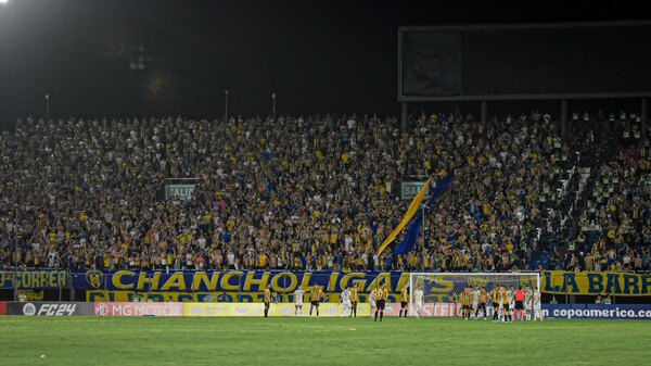 Versus / Luqueño y el destaque a su tremenda hinchada en la noche de Sudamericana