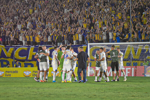 Versus / Así fue el festejo en el vestuario de Luqueño tras meterse a fase de grupos de Sudamericana