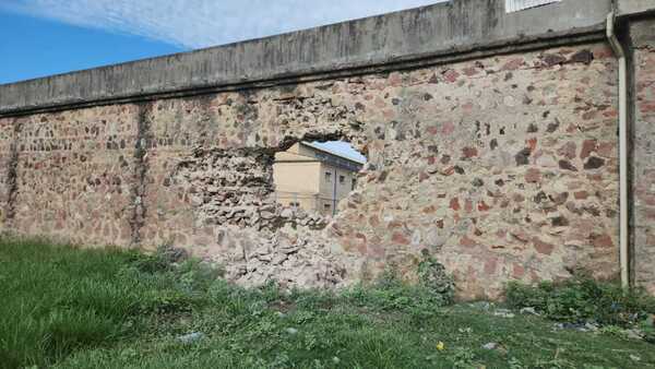 Muralla perimetral del penal de Concepción se desmorona en partes