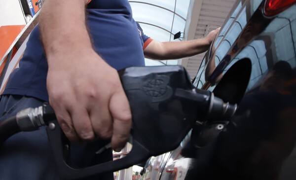Emblemas privados suben los precio de los combustibles - La Tribuna