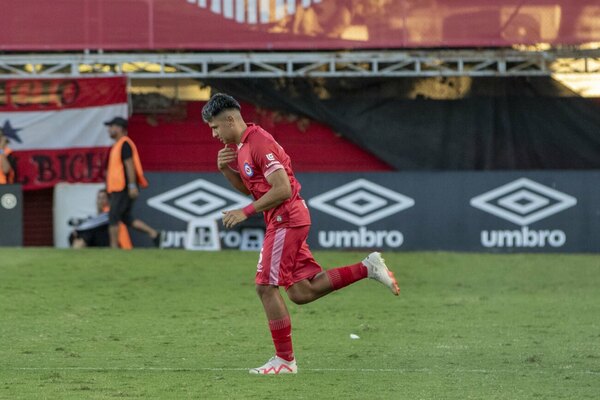 Versus / Juan José Cardozo debutó oficialmente en Primera División