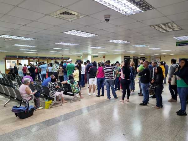 Largas filas en IPS se debe a desconocimiento de existencia del call center, afirma directora - La Clave