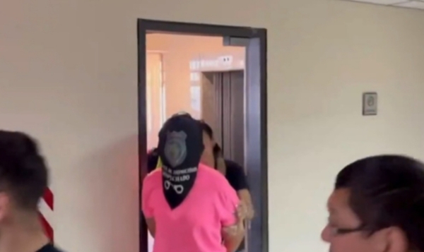 Defensor de madre detenida por asfixia a su hijo asegura que ella no es adicta ni lo maltrataba
