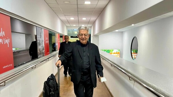 Cardenal Adalberto Martínez viaja a Roma para ordenación de nuevo nuncio
