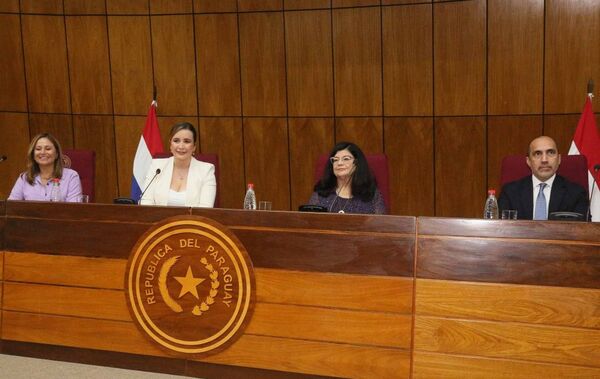 Ministra Llanes presente en acto de reconocimiento por el Día Internacional de la Mujer