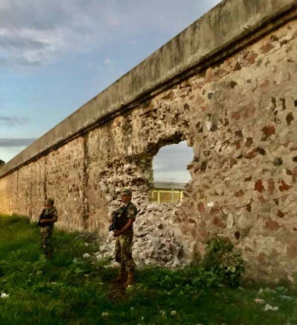 Agujero en muro perimetral de cárcel de Concepción: director dice que es una “fisura” - Nacionales - ABC Color