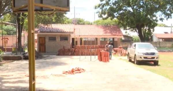 La Nación / Padres reclaman lentas obras de reparación en la escuela básica Cerro Corá de Lambaré