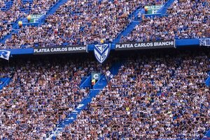 Cuatro jugadores de Vélez, denunciados por presunto abuso sexual, son separados del plantel
