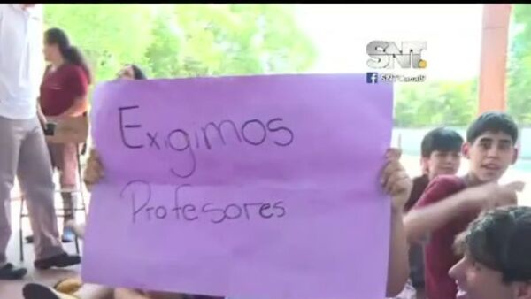 Sentata de alumnos pidiendo docentes - SNT