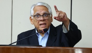Senador critica expulsión de González en sesión parlamentaria