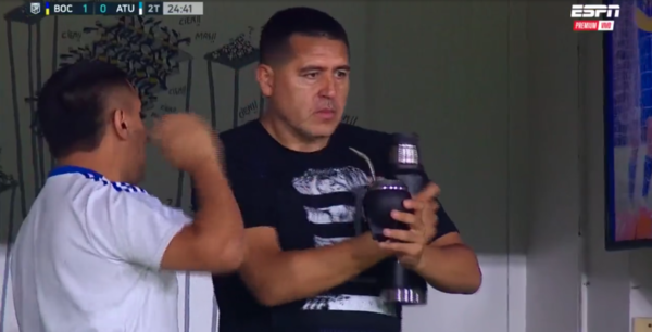 Versus / ¿Se lo lleva a Boca? El jugador paraguayo que tiene maravillado a Juan Román Riquelme