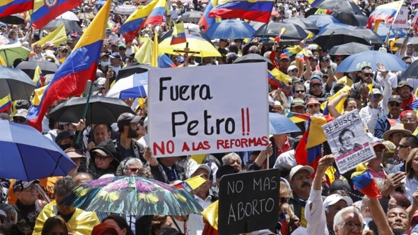 Miles de colombianos salen a las calles a pedir salida de Petro