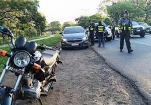 Patrulla Caminera multa a 17 conductores por adelantamiento indebido en Ñu Guasu | RADIO NACIONAL