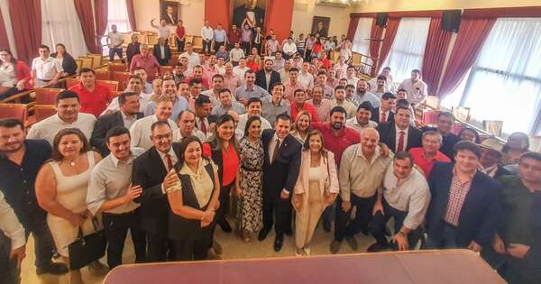 La Nación / Dirigentes de Misiones, reunidos para ultimar detalles de la convención colorada