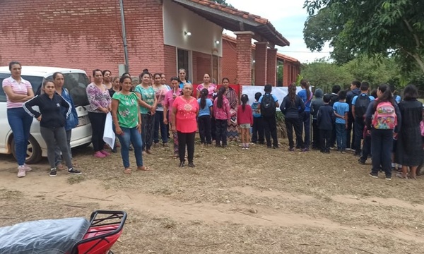 Padres exigen contratación de dos docentes para Escuela Defensores del Chaco
