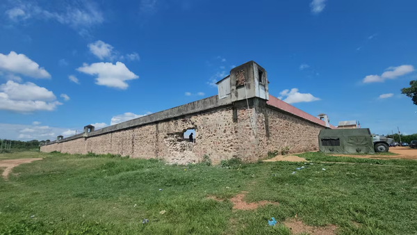 Militares resguardan el perímetro de la cárcel de Concepción tras colapso de muralla - Noticiero Paraguay