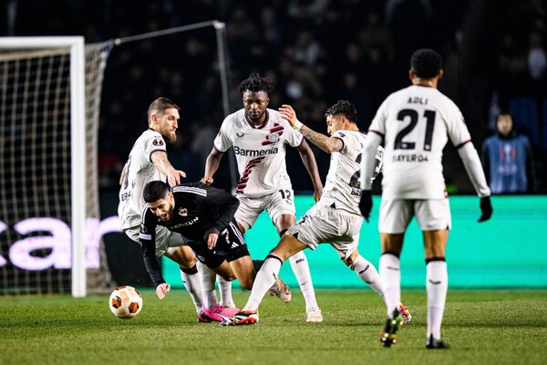 Versus / Bayer Leverkusen evita en el descuento una derrota en Azerbaiyán