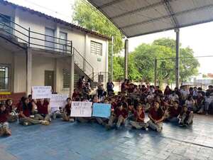 MEC: estudiantes protestan por falta de docentes en colegio público de Asunción - Nacionales - ABC Color