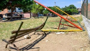 Grave accidente de niño en descuidada plaza de capital