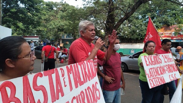 Asegurados rechazan corte de horario en farmacia de Ingavi