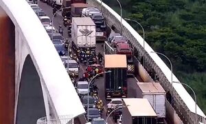 Reclaman por estacionamiento doble de camiones sobre puente de la Amistad