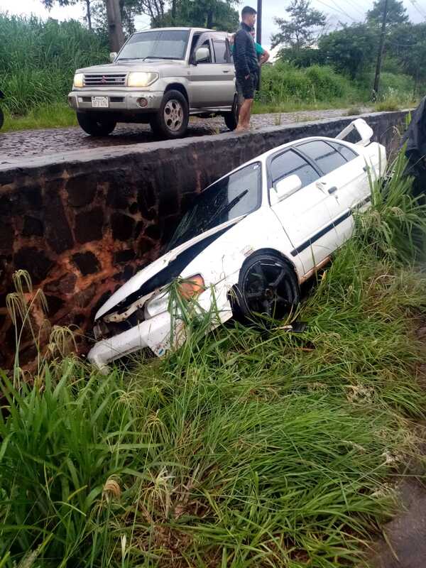 Automovilista despistó y terminó adentro de un desagüe en Encarnación