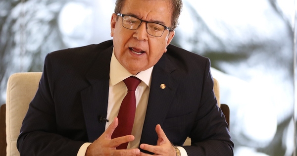 La Nación / La oposición no tiene que “rasgarse las vestiduras” porque el coloradismo construye mayorías, dice exmandatario