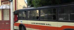 Colectivero desvió a motoca sin luz y chocó contra una casa