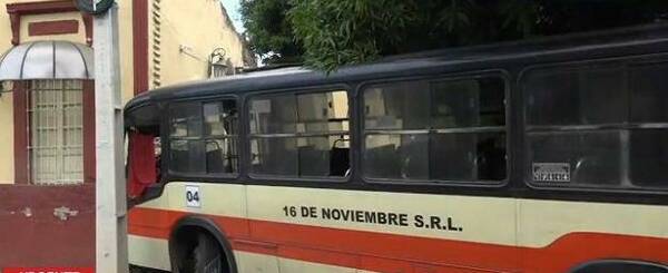 Colectivero desvió a motoca sin luz y chocó contra una casa