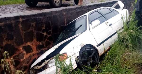 Diario HOY | Vehículo perdió el control y acabó cayendo en un desagüe al costado de la ruta