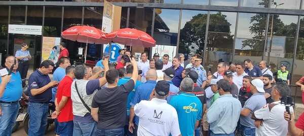 Taxistas protestan contra doble fila de camiones en Puente de la Amistad - ABC en el Este - ABC Color