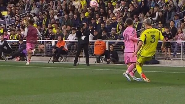 La dura patada que recibió Lionel Messi
