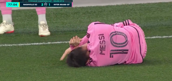Versus / ¡Casi lo quiebran! La brutal patada que recibió Lionel Messi en la Concachampions