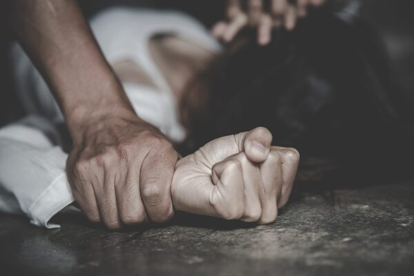 Mujer fue abusada sexualmente mientras esperaba colectivo: buscan dar con el autor - Noticiero Paraguay