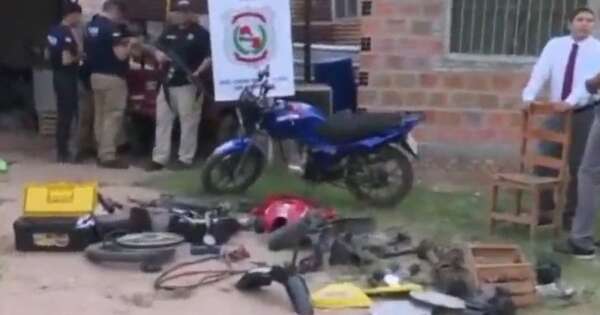 La Nación / Allanan un desarmadero de motocicletas en Asunción