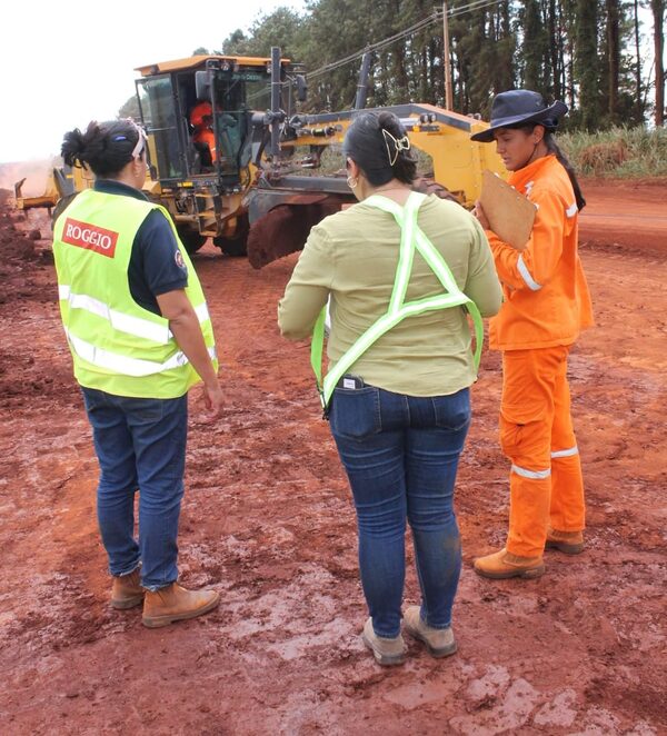 Mujeres rompen paradigmas cumpliendo tareas en la pavimentación de la ruta Puerto Indio - .::Agencia IP::.