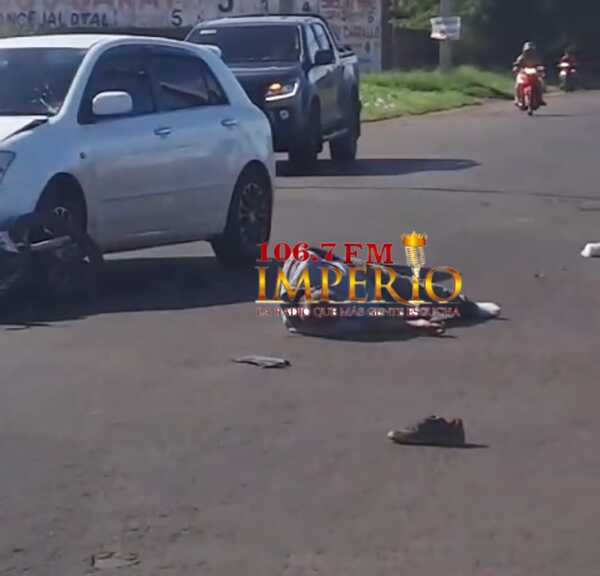 Ocupantes de una motocicleta fueron embestidos por un automóvil que intentó esquibar un camión - Radio Imperio 106.7 FM